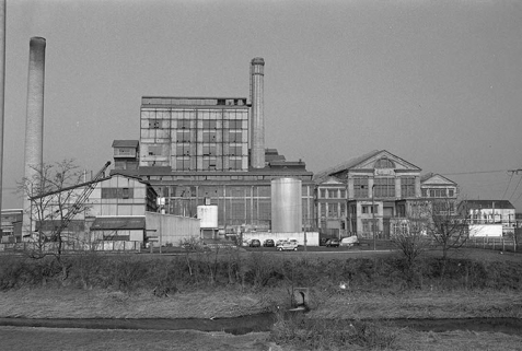 Le site de la centrale thermique de Lucy II vu depuis le canal du Centre. © Région Bourgogne-Franche-Comté, Inventaire du patrimoine