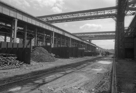 De gauche à droite, l'ancienne halle des gazogènes, le parc à riblons et la halle des fours. © Région Bourgogne-Franche-Comté, Inventaire du patrimoine