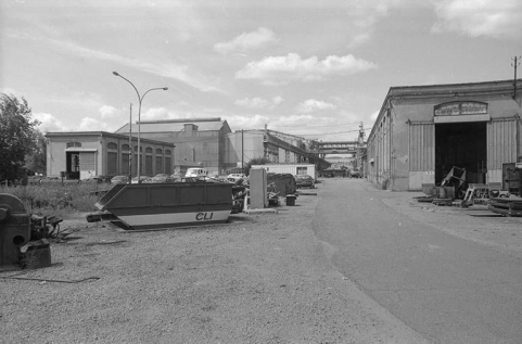 A gauche l'ancienne sous-station électrique, au fond l'aciérie (le bâtiment le plus élevé est celui de la coulée sous pression), à droite l'atelier d'entretien. © Région Bourgogne-Franche-Comté, Inventaire du patrimoine