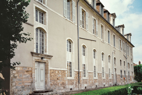 Vue du bâtiment de plan rectangulaire qui abrite au rez-de-chaussée le réfectoire de l'ancien monastère. © Région Bourgogne-Franche-Comté, Inventaire du patrimoine
