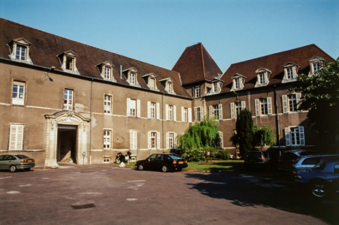 Première cour. © Région Bourgogne-Franche-Comté, Inventaire du patrimoine