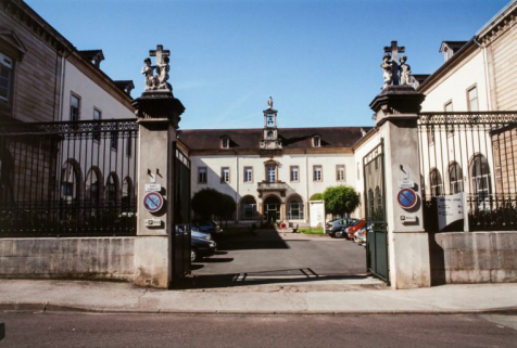 Vue générale depuis la grille. © Région Bourgogne-Franche-Comté, Inventaire du patrimoine