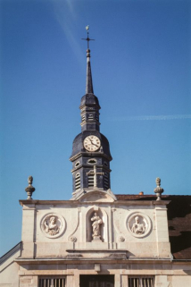 Façade de la chapelle : partie supérieure. © Région Bourgogne-Franche-Comté, Inventaire du patrimoine