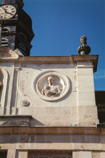 Détail de la façade de la chapelle : saint Vincent de Paul. © Région Bourgogne-Franche-Comté, Inventaire du patrimoine