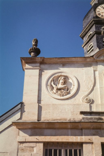 Détail de la façade de la chapelle : saint Jean-Baptiste. © Région Bourgogne-Franche-Comté, Inventaire du patrimoine