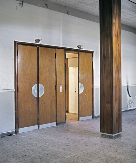 Aile ouest, extrémité ouest, porte de la salle de conférence et de spectacles. © Région Bourgogne-Franche-Comté, Inventaire du patrimoine