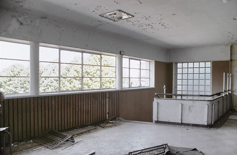 Aile ouest, extrémité ouest, rez-de-chaussée : hall d'accès au couloir des chambres. © Région Bourgogne-Franche-Comté, Inventaire du patrimoine