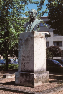 Buste du docteur Jules Renault, vue d'ensemble du monument. © Région Bourgogne-Franche-Comté, Inventaire du patrimoine