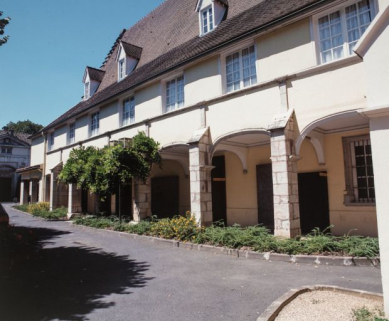 Corps de logis du 16e siècle : façade sur cour. © Région Bourgogne-Franche-Comté, Inventaire du patrimoine