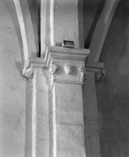 Nef, vaisseau central, chapiteau gauche du 1er arc doubleau. © Région Bourgogne-Franche-Comté, Inventaire du patrimoine