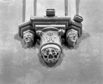 Avant-choeur, mur gauche : culots situés entre les 2 travées. © Région Bourgogne-Franche-Comté, Inventaire du patrimoine