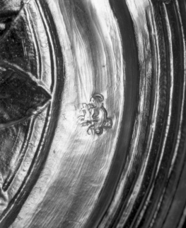 Poinçon sous le pied. © Région Bourgogne-Franche-Comté, Inventaire du patrimoine