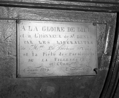 Plaque de cuivre fixée sur le côté gauche de l'autel. © Région Bourgogne-Franche-Comté, Inventaire du patrimoine