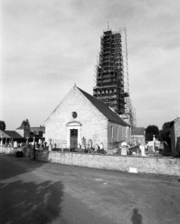 Vue prise du sud-ouest, pendant les travaux de réfection de la flèche. © Région Bourgogne-Franche-Comté, Inventaire du patrimoine