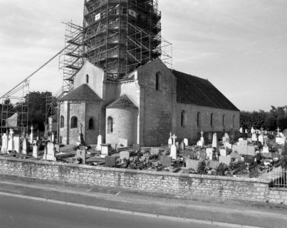 Vue de l'église et du cimetière prise du nord-est, pendant les travaux de réfection de la flèche. © Région Bourgogne-Franche-Comté, Inventaire du patrimoine