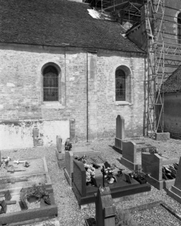 Elévation droite (sud) des 4e et 5e travées de la nef : traces de reprises dans la maçonnerie, partie inférieure de l'ancien mur et d'un portail sous la fenêtre gauche. © Région Bourgogne-Franche-Comté, Inventaire du patrimoine