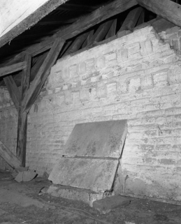 Comble de la chapelle droite : chaperon d'un contrefort. © Région Bourgogne-Franche-Comté, Inventaire du patrimoine