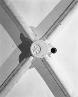 Clef de voûte de la 1ère travée du choeur. © Région Bourgogne-Franche-Comté, Inventaire du patrimoine