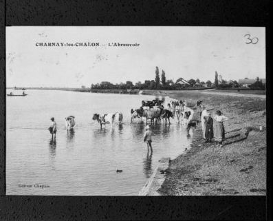 Site avec l'abreuvoir au 1er plan. © Région Bourgogne-Franche-Comté, Inventaire du patrimoine