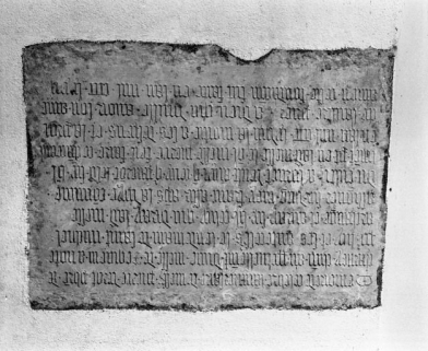 Pierre de fondation de messe datée 1472 scellée, à l'extérieur, à droite du clocher. © Région Bourgogne-Franche-Comté, Inventaire du patrimoine