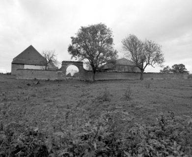 Vue d'ensemble prise du sud, côté du portail postérieur de la cour. © Région Bourgogne-Franche-Comté, Inventaire du patrimoine