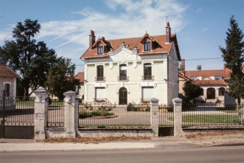 Bâtiment de l'administration, vue prise de la rue. © Région Bourgogne-Franche-Comté, Inventaire du patrimoine
