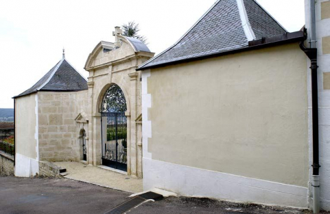 Portail à porte cochère et portes piétonnes entre deux pavillons (côté rue). © Région Bourgogne-Franche-Comté, Inventaire du patrimoine