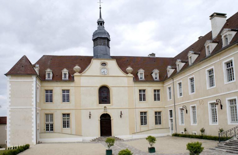 Cour antérieure : élévation antérieure du corps de bâtiment principal et vue partielle de l'aile droite. © Région Bourgogne-Franche-Comté, Inventaire du patrimoine