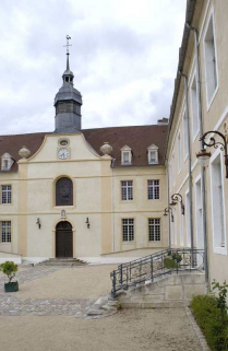 Cour antérieure : corps de bâtiment principal et aile droite (vue partielle). © Région Bourgogne-Franche-Comté, Inventaire du patrimoine