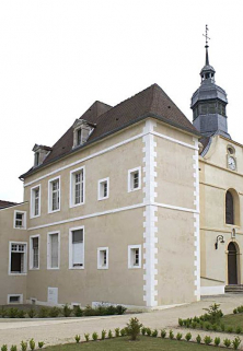 Cour antérieure : corps de bâtiment en retour d'équerre à gauche de la chapelle (salle des femmes au rez-de-chaussée, salle Sainte-Cécile à l'étage et cage d'escalier). © Région Bourgogne-Franche-Comté, Inventaire du patrimoine