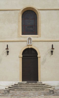 Cour antérieure, façade de la chapelle : porte d'entrée. © Région Bourgogne-Franche-Comté, Inventaire du patrimoine