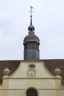 Cour antérieure : fronton de la chapelle et choeur. © Région Bourgogne-Franche-Comté, Inventaire du patrimoine