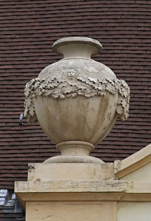Cour antérieure, façade de la chapelle : vase d'amortissement. © Région Bourgogne-Franche-Comté, Inventaire du patrimoine