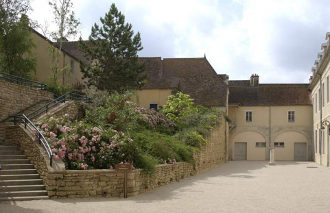 Cour dite des cuisines : boulangerie et bâtiments en bordure de la rue de l'Hôpital (Salles du Chapelet). © Région Bourgogne-Franche-Comté, Inventaire du patrimoine