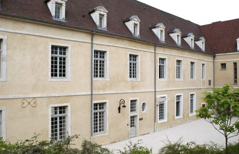 Cour dite des cuisines : élévation est de l'aile droite dite "le grand corps de logis". © Région Bourgogne-Franche-Comté, Inventaire du patrimoine