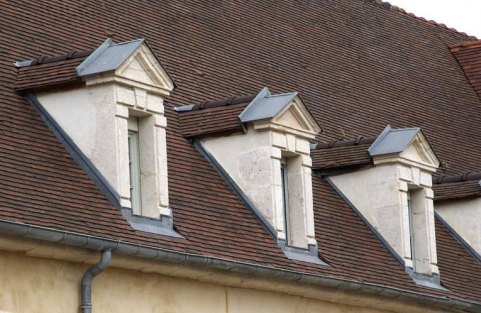 Cour dite des cuisines : lucarnes de l'aile droite dite "le grand corps de logis". © Région Bourgogne-Franche-Comté, Inventaire du patrimoine