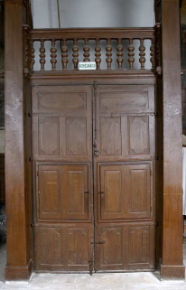 Chapelle : tambour sous la tribune, porte d'entrée principale (vue depuis la nef). © Région Bourgogne-Franche-Comté, Inventaire du patrimoine
