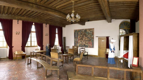 Corps de bâtiment principal : salle Sainte-Cécile (fenêtres ouest et baie en plein-cintre donnant sur la chapelle). © Région Bourgogne-Franche-Comté, Inventaire du patrimoine