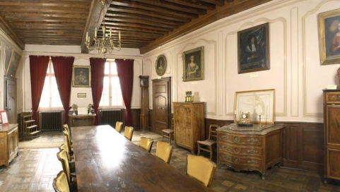 Corps de bâtiment principal : salle de réunion du Conseil d'administration (à l'étage, à droite de la chapelle). © Région Bourgogne-Franche-Comté, Inventaire du patrimoine