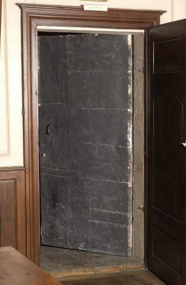 Corps de bâtiment principal : salle de réunion du Conseil d'administration, porte de la salle des archives. © Région Bourgogne-Franche-Comté, Inventaire du patrimoine