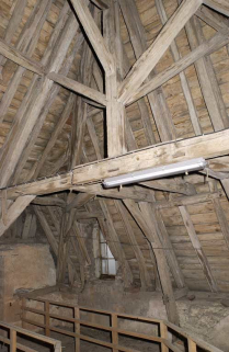 Corps de bâtiment principal : charpente au-dessus de la salle Sainte-Cécile (croupe). © Région Bourgogne-Franche-Comté, Inventaire du patrimoine