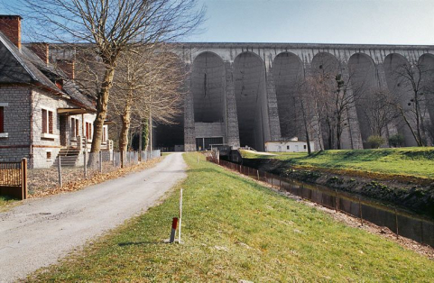 Vue d'aval : maisons et bureaux. © Région Bourgogne-Franche-Comté, Inventaire du patrimoine