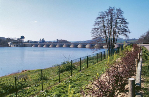 Le barrage, vue d'ensemble d'amont. © Région Bourgogne-Franche-Comté, Inventaire du patrimoine