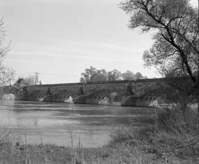 Vue d'ensemble de trois-quarts droit, en aval. © Région Bourgogne-Franche-Comté, Inventaire du patrimoine