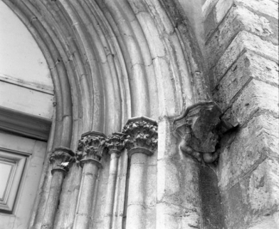 Culot et chapiteaux droits du portail. © Région Bourgogne-Franche-Comté, Inventaire du patrimoine