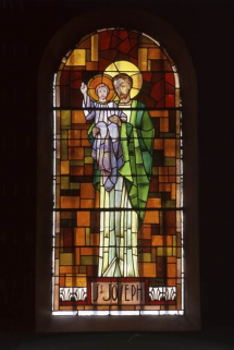 Vitrail de la 3e chapelle gauche : Saint Joseph et l'enfant Jésus. © Région Bourgogne-Franche-Comté, Inventaire du patrimoine
