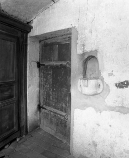 Sacristie gauche, porte et bénitier. © Région Bourgogne-Franche-Comté, Inventaire du patrimoine