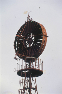 Détail : la passerelle sommitale et l'aéromoteur. © Région Bourgogne-Franche-Comté, Inventaire du patrimoine