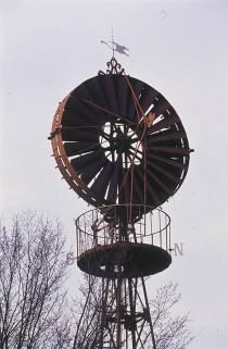 Détail : la passerelle sommitale et l'aéromoteur. © Région Bourgogne-Franche-Comté, Inventaire du patrimoine