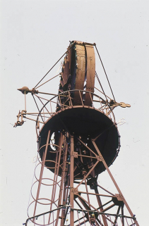 Détail : la passerelle sommitale et l'aéromoteur, vus en contre-plongée. © Région Bourgogne-Franche-Comté, Inventaire du patrimoine